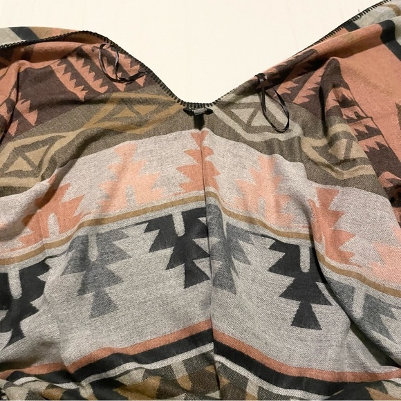 LA Express Shawl Poncho Wrap One Size - Picture 9 of 11